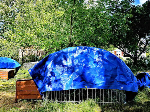 Blaue PVC Plane über Gehege gespannt, als Regenschutz